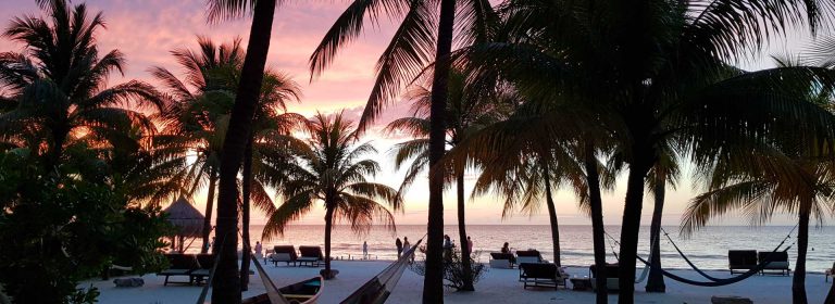 Rote Farben beim Sonnenuntergang auf Insel Holbox