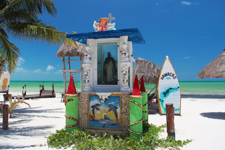 San Telmo Schrein am Strand auf Insel Holbox