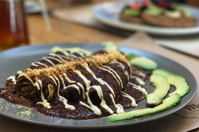 Enchiladas mit Mole Speisen auf Insel Holbox in Mexiko
