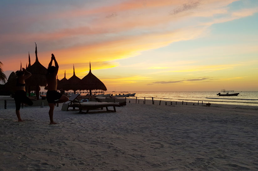 Yoga und Wellness am Strand der Insel Holbox in Mexiko