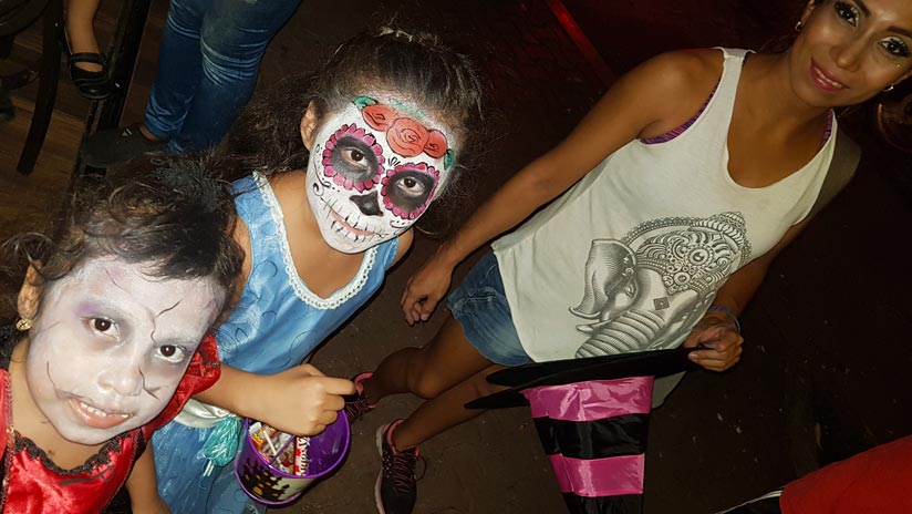Für Halloween geschminkte Kinder in Mexiko