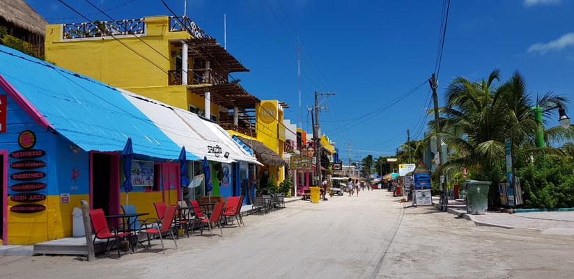 Der Hauptplatz von Isla Holbox bei bestem Wetter