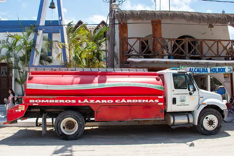 Der Feuerwehrwagen der Bomberos auf der Insel Holbox