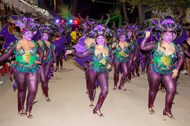 Tanzgruppe lila Drachen am Karneval von Holbox 2023