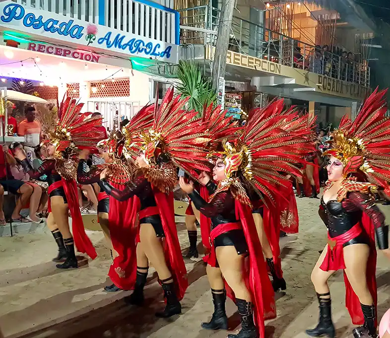 Rote Tanzgruppe am Karneval von Holbox 2023