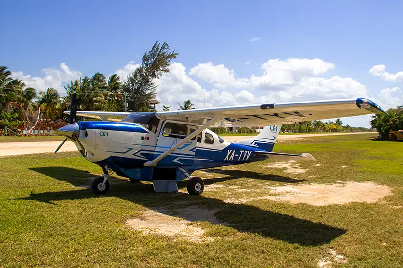 Cessna 206 of Holbox Flights at the airport