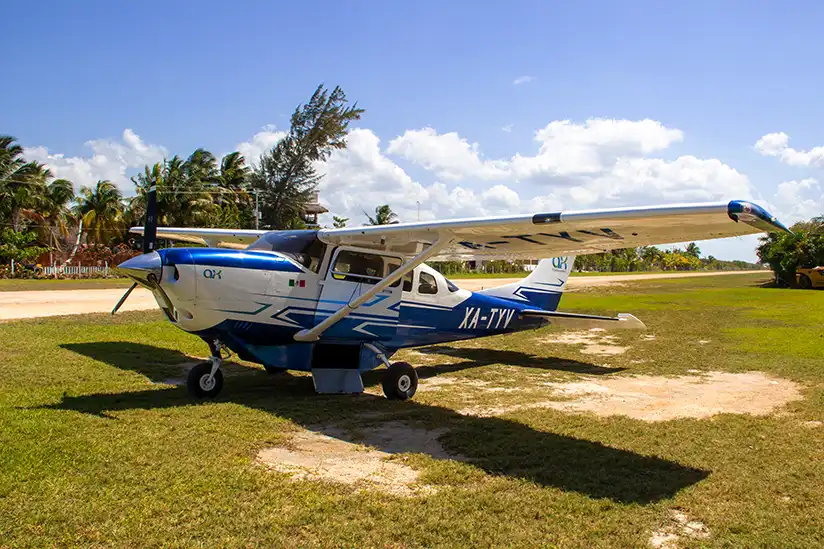 Cessna 206 von Holbox Flights am Flughafen