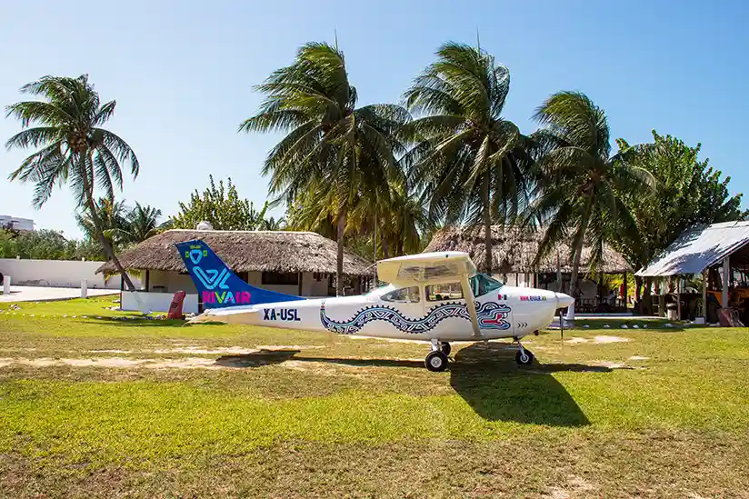 Ein Flugzeug von RivAir am Airport der Insel Holbox