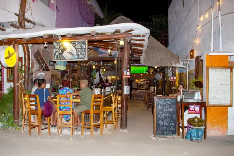 Der Eingang vom Restaurant Viva Zapata auf der Insel Holbox
