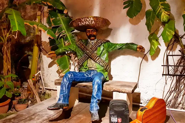 Männliche Figur im Restaurant Viva Zapata auf der Insel Holbox