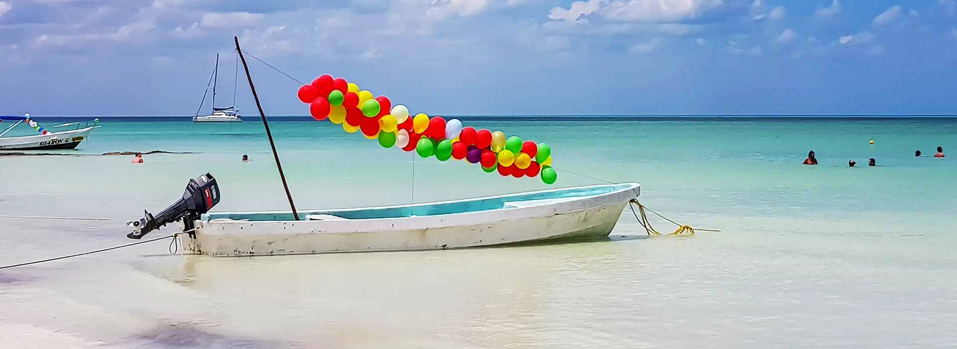 Geschmücktes Boot am Strand der Insel Holbox