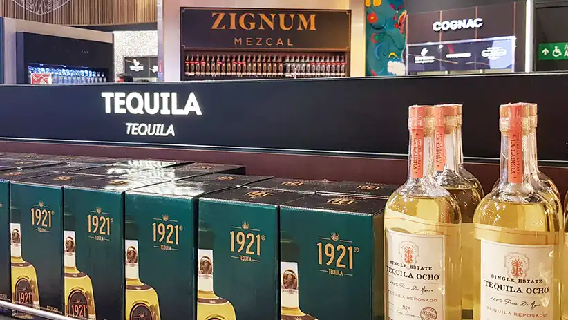 Tequila Shopping am Airport Cancun in Mexico