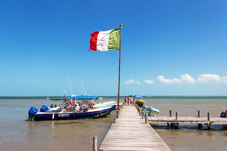 Anlegestelle in Yalahau mit Mexiko Flagge