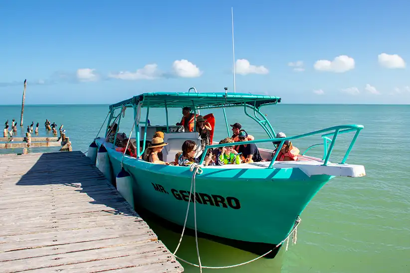 Boot mit Touristen bei der 3 Insel Tour Holbox