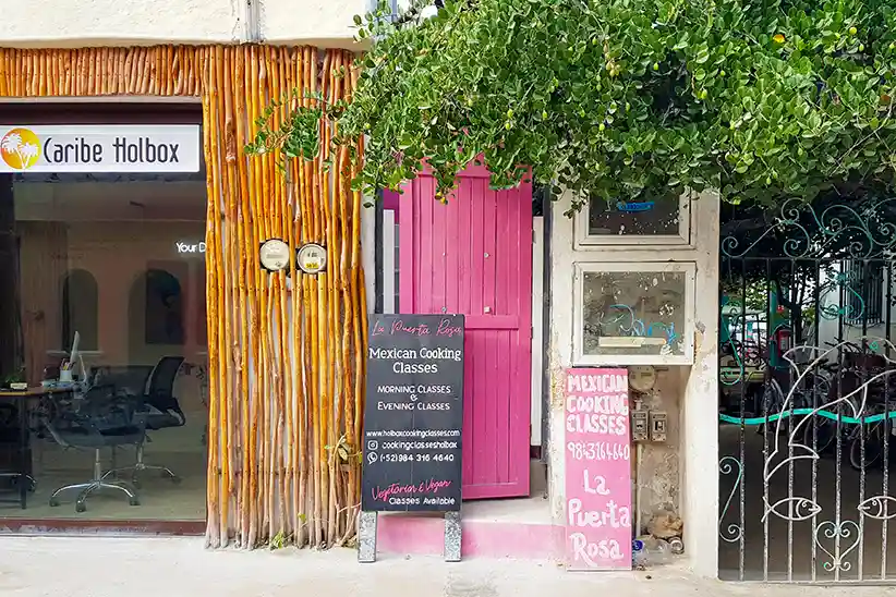 Der Eingang der La Puerta Rosa auf der Insel Holbox