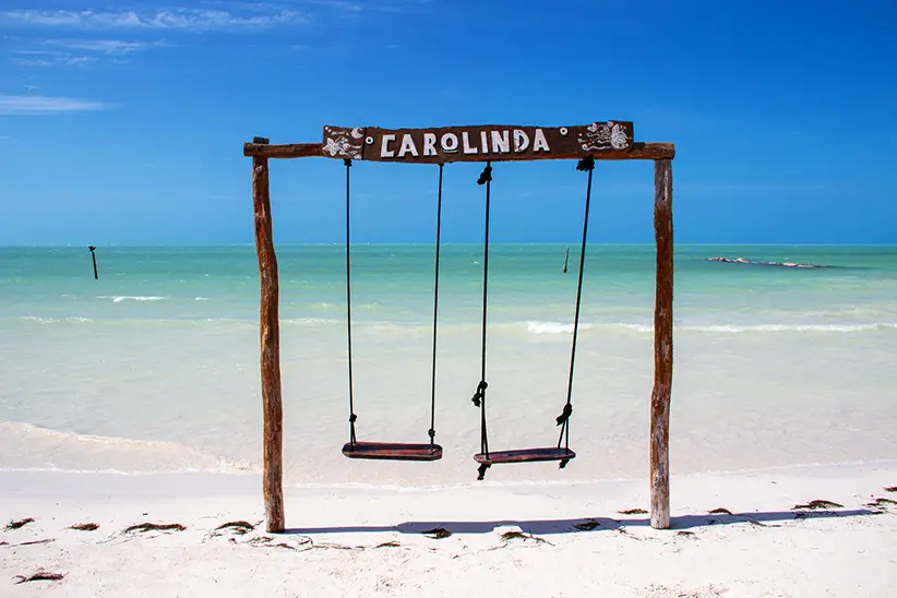 Die Schaukel vom Strandclub Carolinda am Strand von Holbox