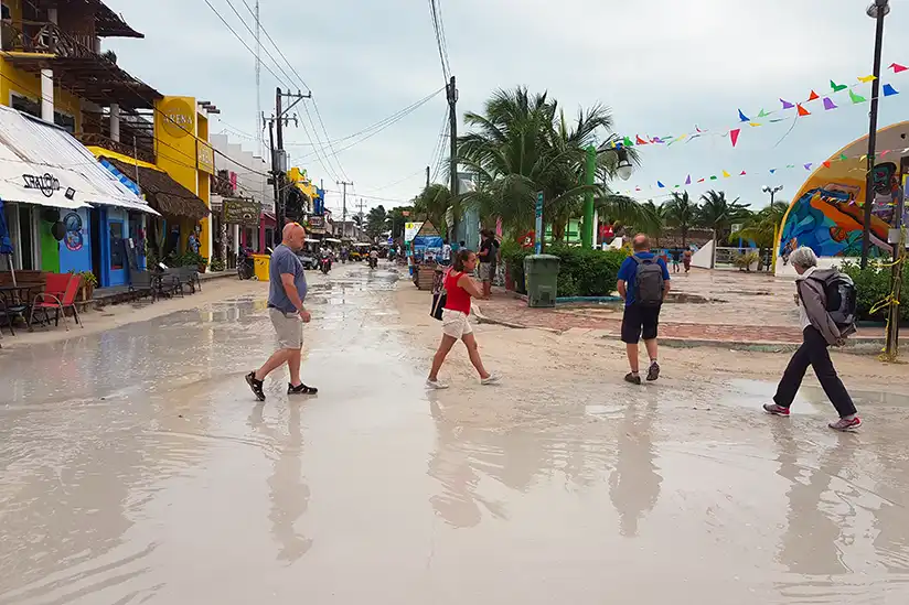 Regen am Hauptplatz der Isla Holbox