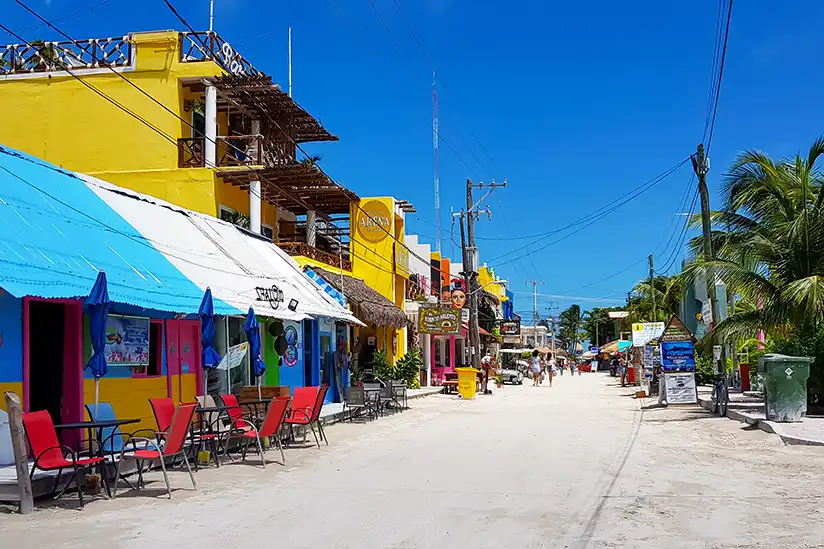 Der Hauptplatz von Isla Holbox bei bestem Wetter