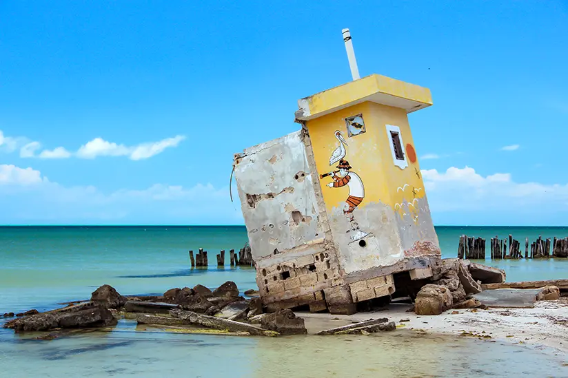 Ruine am Strand von Isla Holbox nach dem Hurrikan Wilma