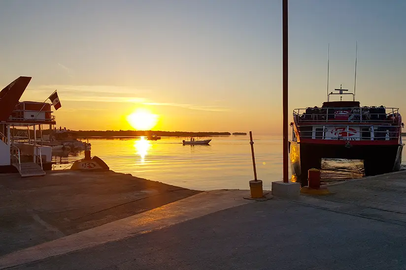 Sonnenaufgang im Hafen mit Fähre in Holbox