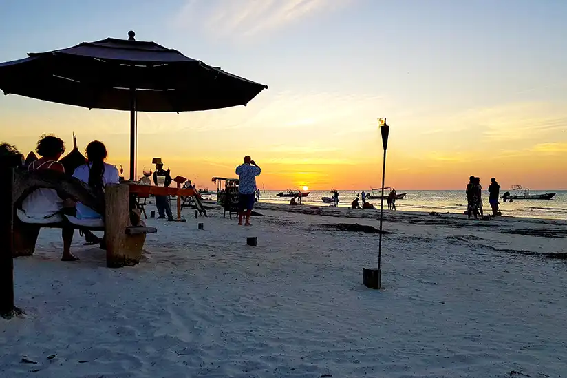 Sonnenuntergang am Strand in einem Beach Club in Holbox