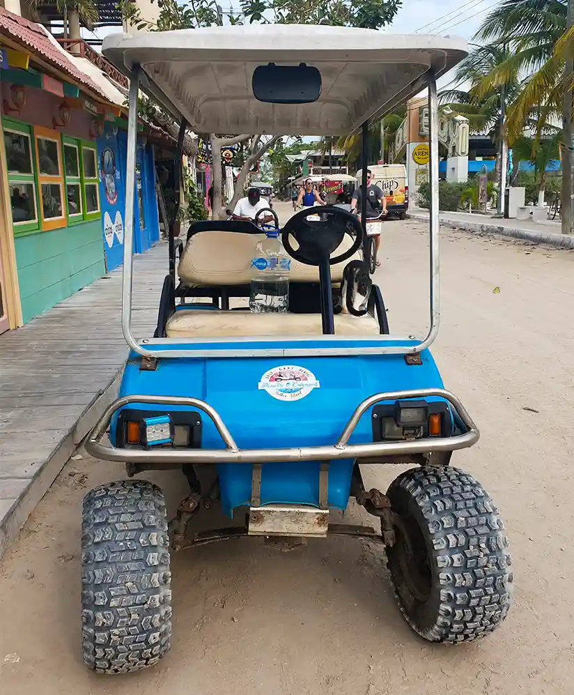 Ein blauer Golfcart, ideal zum Erkunden der Insel Holbox.