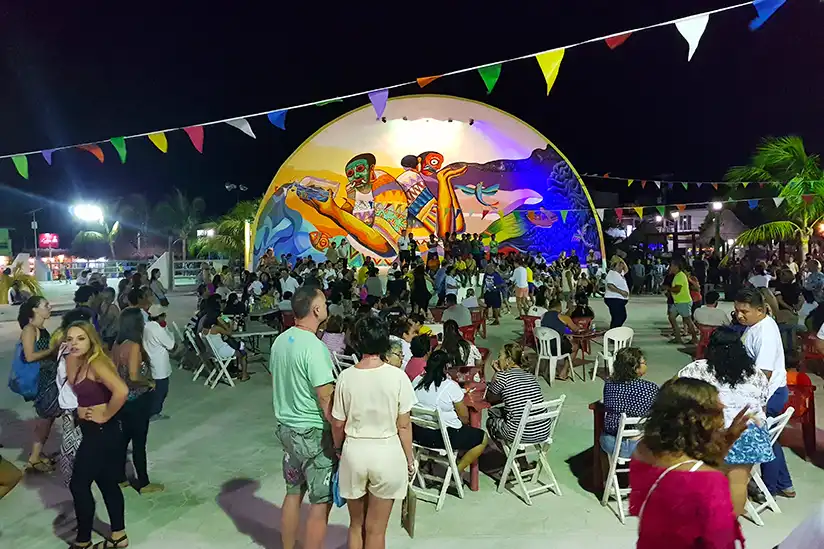 Eine große Ansammlung von Menschen um eine Freiluftbühne während der eines Events in Holbox.