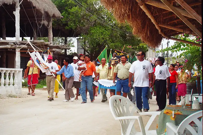 Während des Festivals San Telmo tragen Menschen auf der Insel Holbox eine Statue durch die Straßen.