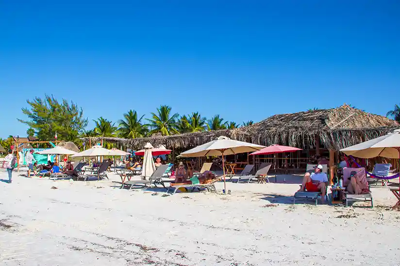 Das Restaurant Café del Mar am Strand von Holbox und der dahinter liegenden Casa Cereza.