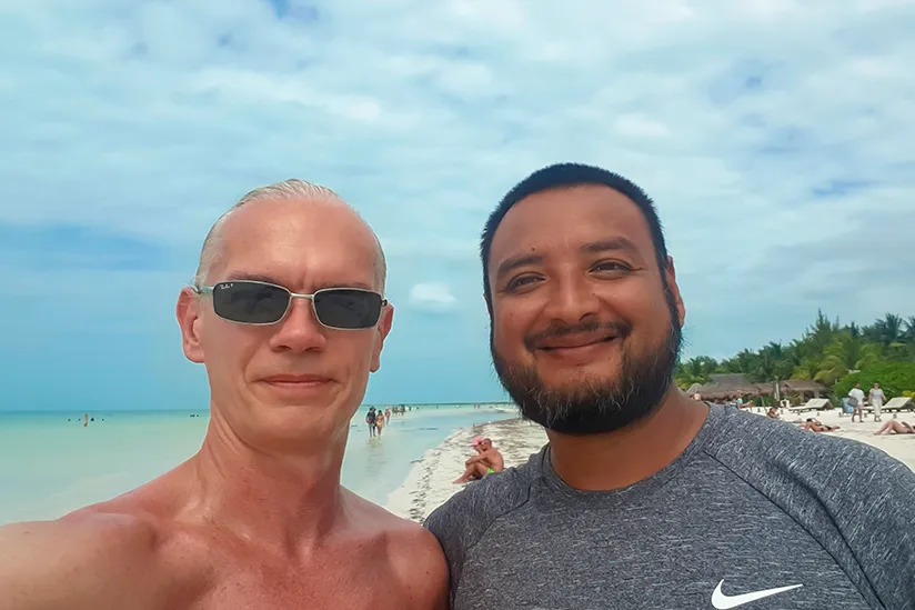 Christian und Jahir Jimenez Rodriguez, der Besitzer des Hundes Murph, am Strand von Isla Holbox.
