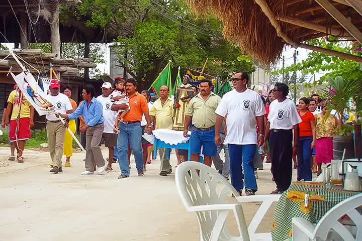 Religiöse Prozession während des Festes „Fiesta Patronal de San Telmo González” auf der Isla Holbox.
