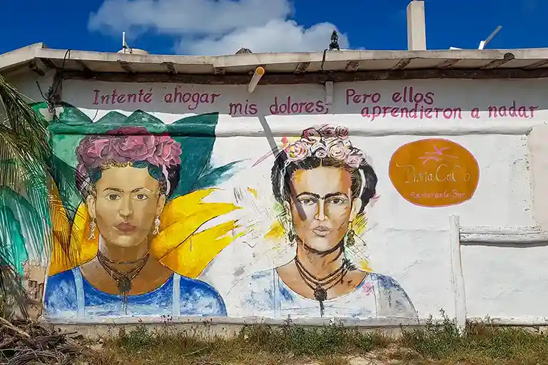 Straßenkunst-Wandbild von Frida Kahlo mit Blumenkränzen in der Nähe von Punta Cocos auf Isla Holbox.