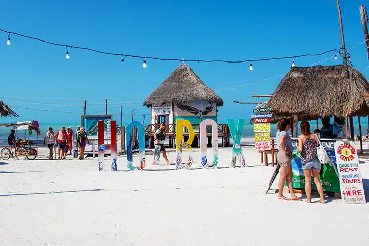 Der nördliche Pier mit den berühmten bunten Buchstaben von Holbox und Ständen für Touren.