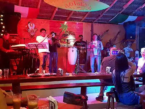 Band spielt Live-Musik auf einer Bühne in einer Bar beim Nachtleben in Holbox.