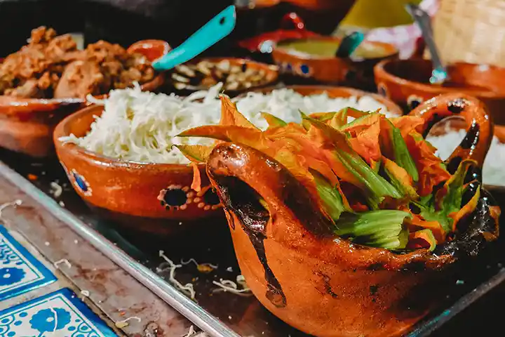Schüsseln mit frischen mexikanischen Speisen in einem Restaurant und Strandclubs auf Holbox.