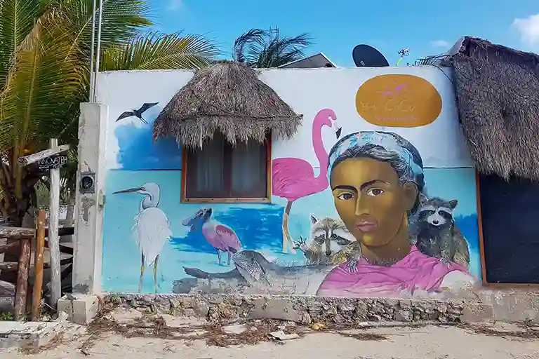 Detailliertes Wandgemälde der Tierwelt von Holbox mit Flamingo, Reiher und Leguan.