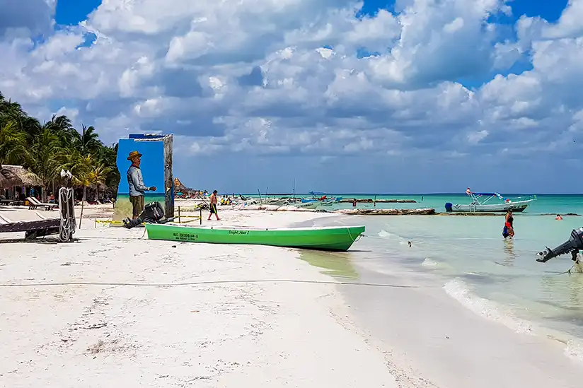 Alter bunter Leuchtturm am weißen Sandstrand von Holbox.