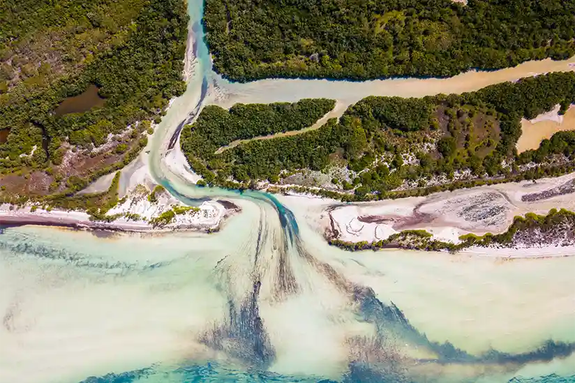 Luftaufnahme der Lagune Rio Kuka mit Sandbänken und Mangroven.