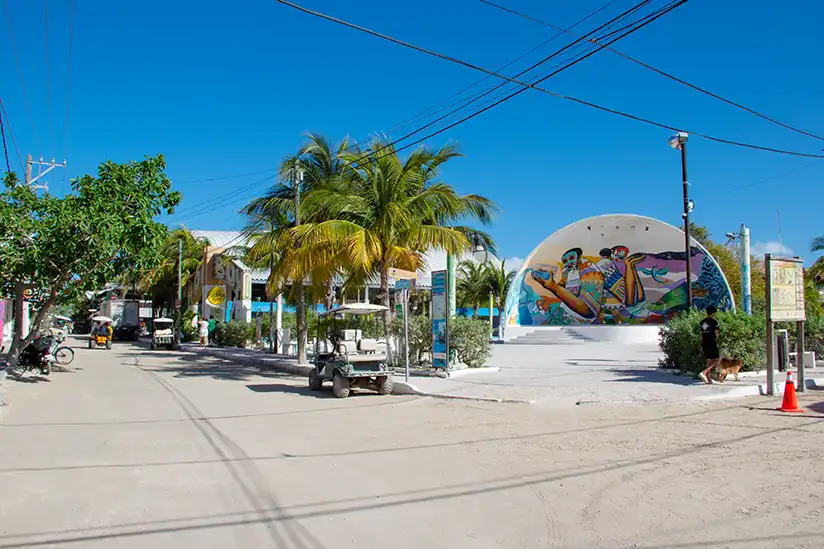 Sonniger Hauptplatz auf Isla Holbox bei blauem Himmel während der besten Reisezeit (Trockenzeit).