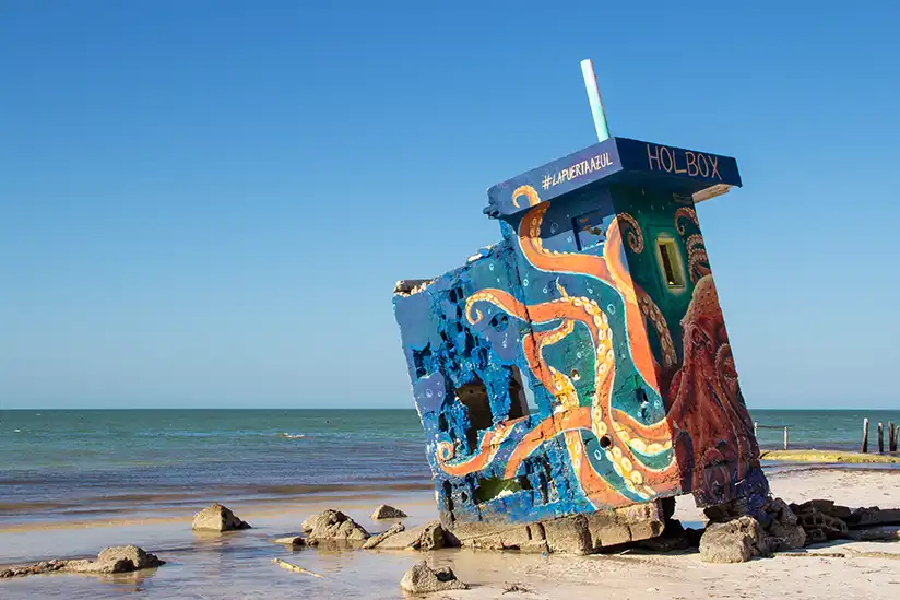 Überreste einer Ruine am Strand von Isla Holbox als historische Folge des Hurrikans Wilma.