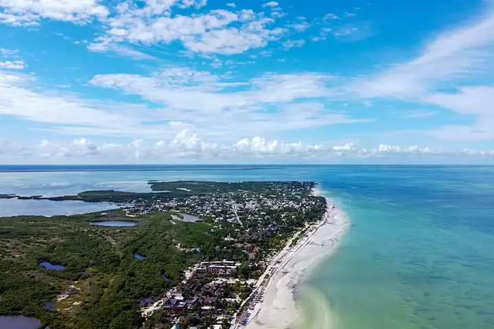 Luftbild der Insel Holbox an der Nordküste Yucatáns in Mexiko mit Lagunen und flachem Meer.